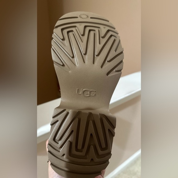 UGG® Women's Classic Short New Heights Chestnut Booties. Size 9. - Picture 7 of 10